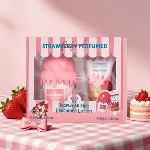 Coffret cadeau brume parfumée et crème mains à la fraise dans un emballage en forme de cupcake
