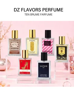 Varietà di profumi da donna da 30 ml su supporti in vetro, sfondo rosa.