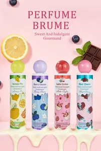 Primo piano di quattro brume di profumo gourmand al limone, frutti di bosco, caffè e cioccolato
