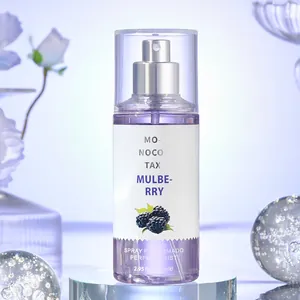 Dettaglio della boccetta di profumo spray al gelso su un elegante supporto di cristallo