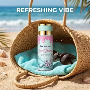 Detail des Sweet Sundae Gourmand-Körpersprays in einem sommerlichen Strandkorb