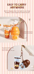 Nahaufnahme des tragbaren Parfüm- und Handcreme-Sets an einer schicken weißen Handtasche