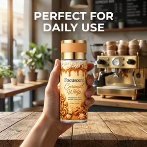 Detailansicht von Focuscent Caramel Whip Bodyspray in einer gemütlichen Café-Atmosphäre