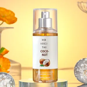 Dettaglio ravvicinato del flacone spray da 88 ml al profumo di cocco su supporto in vetro.