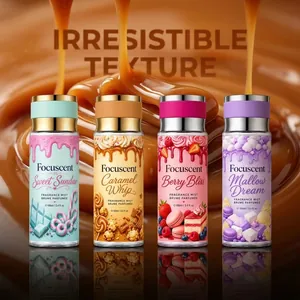 Vier Flaschen Focuscent Gourmet-Duftsprays vor einem flüssigen Karamell-Hintergrund