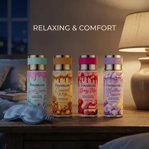 Vier Gourmet-Duftsprays auf einem Nachttisch für eine entspannte Schlafzimmeratmosphäre
