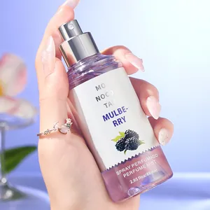 Dettaglio macro del flacone spray Mulberry profumato tenuto da una mano curata