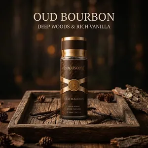 Détail du parfum Focuscent Oud Bourbon sur un plateau en bois avec de la vanille.