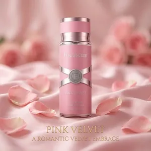 Détail du flacon de parfum Focuscent Pink Velvet sur soie rose avec des pétales