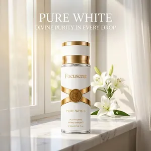 Détail du flacon de parfum Focuscent Pure White avec accents dorés sur le rebord de fenêtre