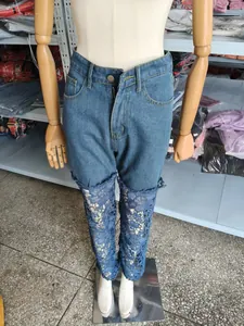 Vue détaillée d'un jean en denim à taille haute avec empiècement en dentelle bleue