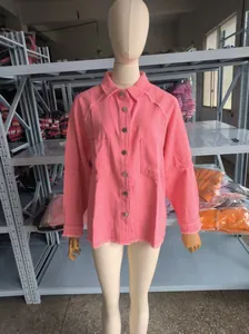 Giacca di denim rosa pesca a maniche lunghe con orlo a taglio vivo e vestibilità