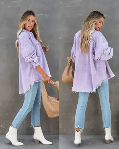 Dettagli fronte e retro della giacca di jeans lavanda oversize con bordi a taglio vivo