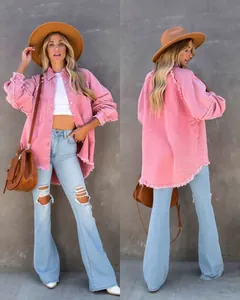 Viste dettagliate frontale e posteriore di una giacca di jeans rosa con bordi sfrangiati