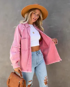 Giacca di jeans rosa a maniche lunghe con dettagli sfrangiati sull'orlo