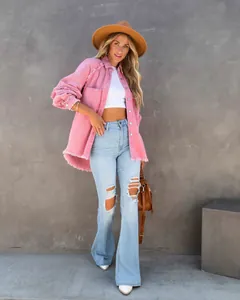 Vista dettagliata della giacca di jeans rosa oversize con orlo sfrangiato usato