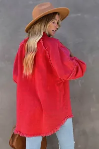 Vista posteriore di una giacca di jeans rossa oversize con orlo sfrangiato e maniche lunghe