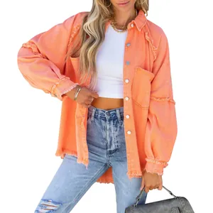 Giacca di jeans arancione lavato da donna con bordi sfrangiati e vestibilità ampia.