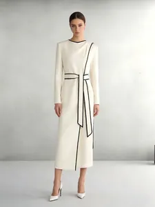 Elegante vestido midi blanco roto con ribetes negros en contraste y lazo ajustable en cintura