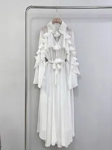Elegantes weißes Kleid mit Rüschen, Falten, Spitze und Taillenband für einen edlen Look.