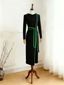 Vestido negro irregular francés con cinturón verde y detalles para el estilo de otoño