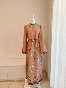 Detailweergave van een elegante retro maxi-jurk met jacquardprint op een etalagepop