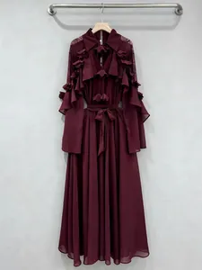 Elegantes burgunderrotes Maxikleid mit mehrstufigen Rüschen und einem Taillengürtel.