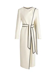 Elegante vestido midi crema con ribetes negros en contraste y detalle de lazo