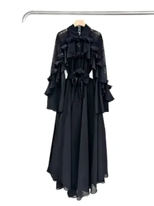 Elegantes schwarzes Langarmkleid mit gestuften Rüschen, Spitzendetails und Bindegürtel