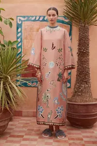 Elegante retro maxi-jurk met artistieke handgetekende patronen en wijde mouwen in roze