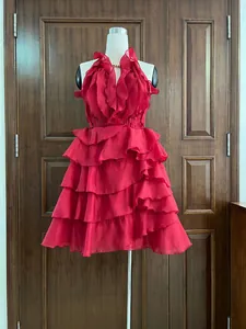 Vue détaillée d'une élégante mini-robe rouge en mousseline à volants avec un col licou chic