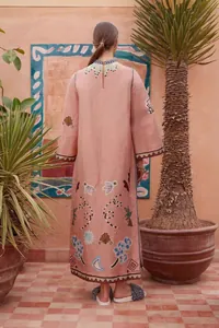 Achteraanzicht van een vintage roze losse maxi-jurk met artistieke zon- en maanprints