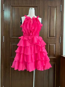 Détail de la robe licou en mousseline fuchsia à volants étagés et jupe gâteau