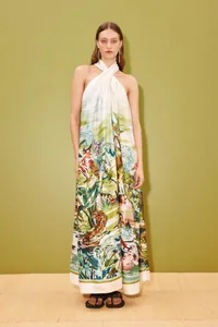 Vista completa de un elegante vestido largo de lino con estampado de jungla y cuello halter