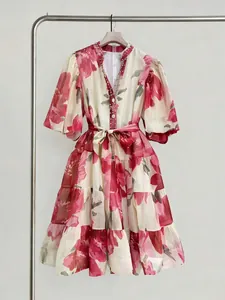 Vista detallada del vestido floral con cuello en V, cuentas de perlas y mangas farol