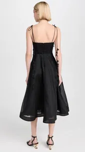 Vue arrière d'une robe midi noire élégante en soie et lin avec des bretelles fleuries