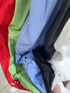 Λεπτομερής προβολή πολύχρωμων γαλλικών καλοκαιρινών φορεμάτων με δαντέλα σε πολλές σκιές