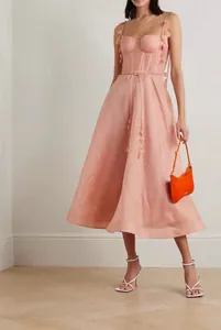 Robe midi élégante en soie-lin pêche avec bretelles florales et un corsage de style bustier