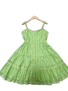 Elegante vestido largo escalonado verde claro de estilo francés con encaje y botones