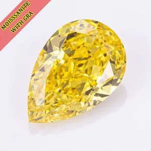 Détail macro d'une moissanite jaune citron taille poire avec une grande clarté VVS