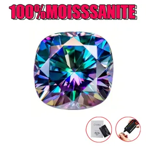 Macro-opname van regenbooggroene moissanite met cushion slijpvorm en GRA-certificaat.