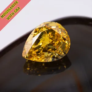Gros plan détaillé d'une pierre de moissanite jaune citron en forme de poire, clarté VVS