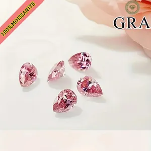 Primer plano de moissanitas rosas talla pera con brillo de diamante cultivado.