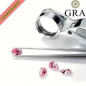 Primer plano de moissanitas rosas talla pera con lupa de joyero y unas pinzas de metal.