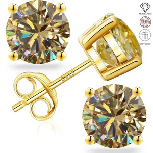 Primer plano de elegantes pendientes de moissanita champán en plata de ley dorada