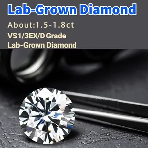 Detailansicht eines brillanten 1,5-1,8 ct Labordiamanten VS1 D auf dunklem Hintergrund