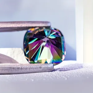 Gedetailleerde macro-opname van een regenboog moissaniet edelsteen in kussenvorm