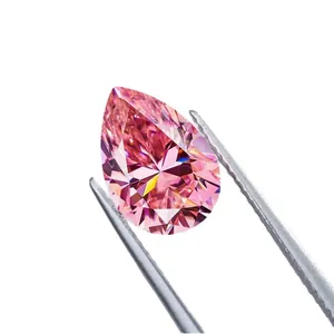 Diamante moissanita rosa intenso corte pera sostenido por pinzas de joyería en blanco