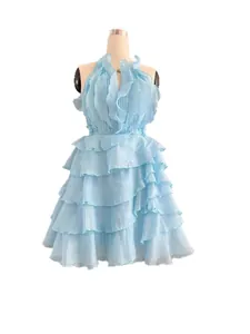 Robe trapèze en mousseline bleu clair à volants avec col licou et jupe à étages.