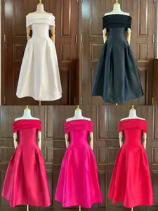 Elegante off-the-shoulder A-lijn avondjurken in de kleuren wit, zwart en dieprood
